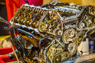 yeniden inşa etmek için kaldırma üzerinde v8 motoru