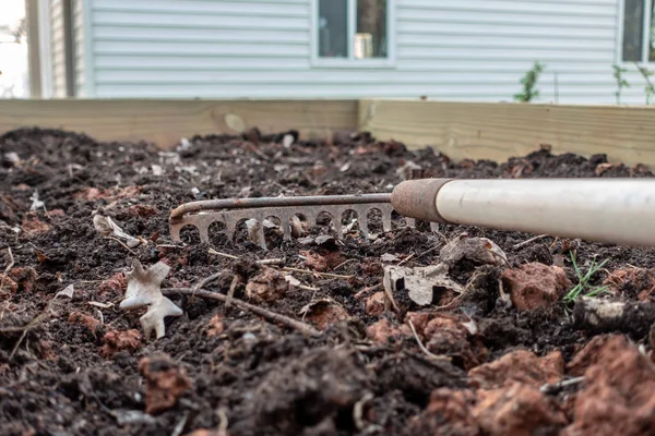 Petit jardin familial préparé pour l'ensemencement au printemps — Photo