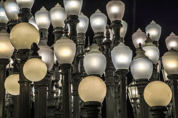 Міська світла скульптура на LACMA вночі Лос-Анджелес Каліфорнії — стокове фото
