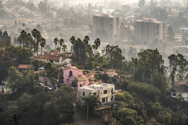 Los angeles silueti ve banliyölerinde woosle köknar duman sarılmış — Stok fotoğraf