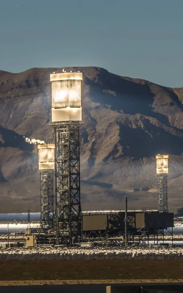 Solar heliostat concentrating the sun's rays to produce electric — Stock Photo, Image