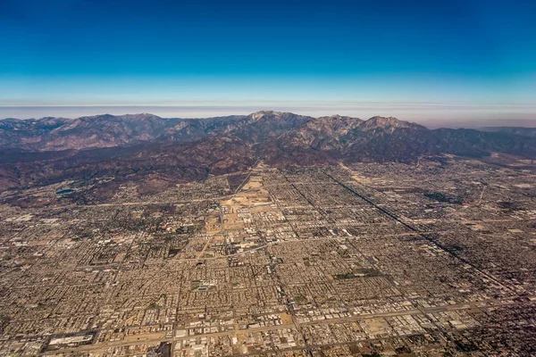 şehir los angeles silueti ve banliyölerinde uçak ve duman