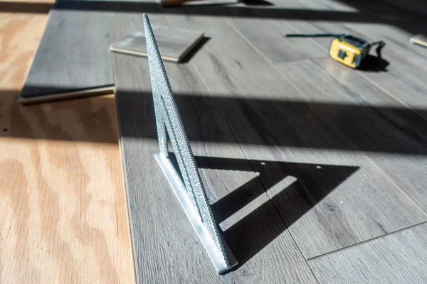 Man installerar konstruerade Laminat trä durken inomhus — Stockfoto