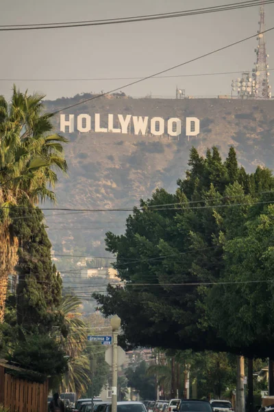 Bir mesafede bir tepeüzerinde ünlü hollywood işareti — Stok fotoğraf