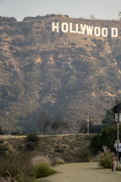 Beroemde Hollywood teken op een heuvel in een verte — Stockfoto