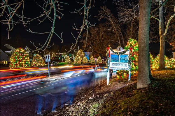 クリスマスの町のアメリカでの屋外のクリスマスの装飾 — ストック写真