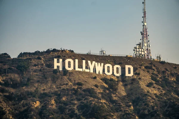 Bir mesafede bir tepeüzerinde ünlü hollywood işareti — Stok fotoğraf
