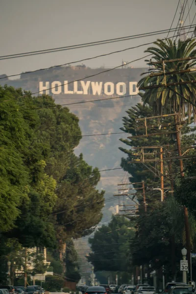 Słynny znak Hollywood na wzgórzu w odległości — Zdjęcie stockowe