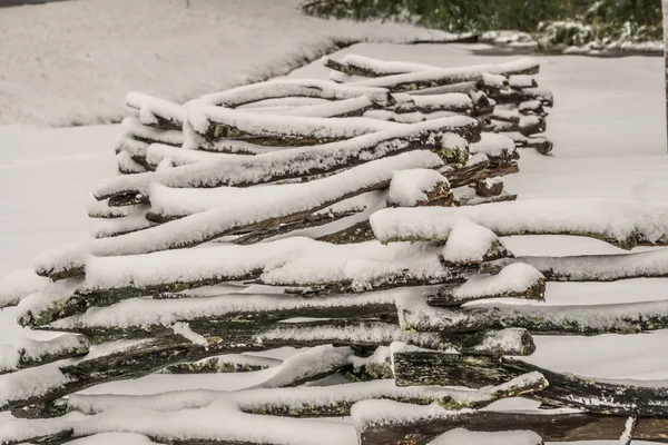 Зимний сельский пейзаж со сломанным забором и деревьями — стоковое фото