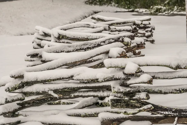 Winterländliche Landschaft mit kaputten Zäunen und Bäumen — Stockfoto