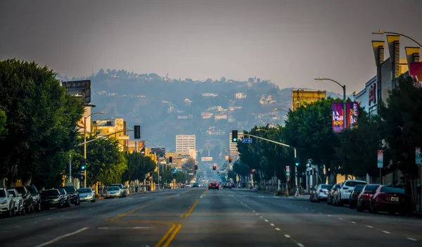 Beverly Hills en Hollywood Hills bij zonsondergang tijdens Woosley Fires — Stockfoto