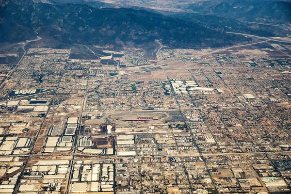 飛行機と煙からロサンゼルスのダウンタウンのスカイラインと郊外 — ストック写真