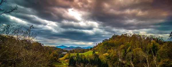 Paesaggio pittoresco dal sentiero verginia rampicante in autunno — Foto Stock