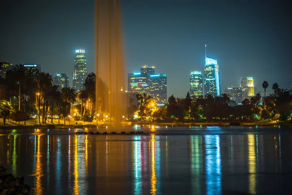 Los Angeles reflektion i dammen på natten — Stockfoto