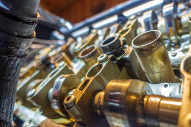 yeniden inşa edilecek eski motor üzerinde iş yapılması