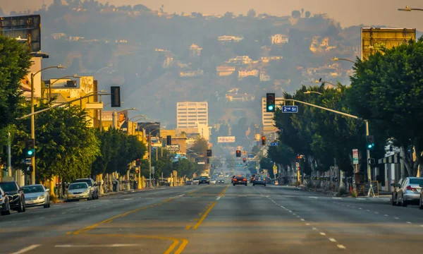 Colline di bevande e colline di Hollywood al tramonto durante gli incendi di woosley — Foto Stock