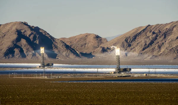 Solar heliostat concentrating the sun's rays to produce electric — Stock Photo, Image