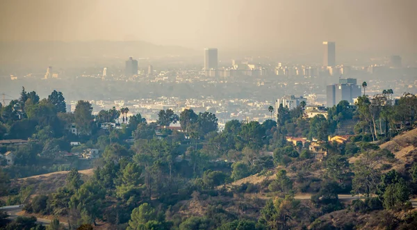 Skyline van Los Angeles en buitenwijken verpakt in rook van woosle fir — Stockfoto