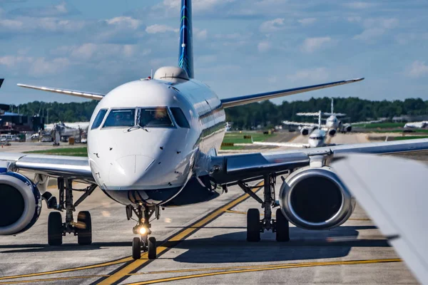 Tráfego ocupado aeroporto asfalto antes de aviões decolam — Fotografia de Stock