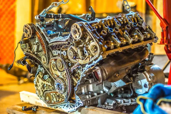 yeniden inşa etmek için kaldırma üzerinde v8 motoru