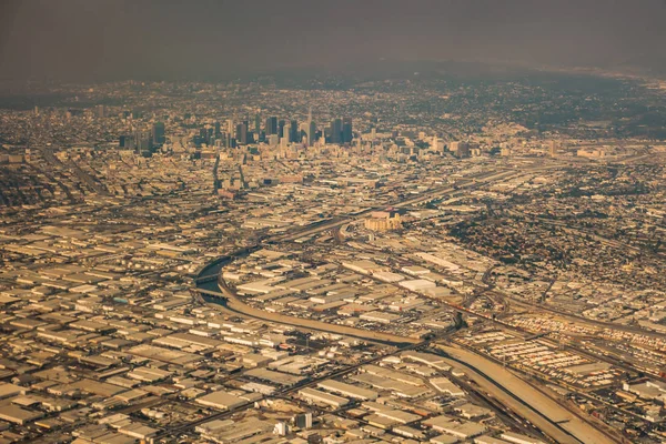 Downtown los angeles skyline and suburbs from airplane and smoke — Stock Photo, Image