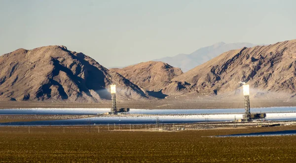 Solar heliostat concentrating the sun's rays to produce electric — Stock Photo, Image