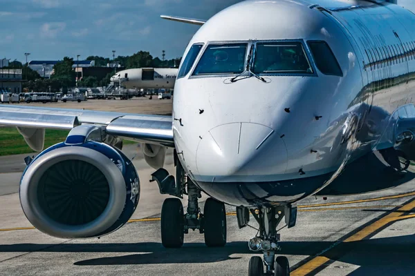 Tráfego ocupado aeroporto asfalto antes de aviões decolam — Fotografia de Stock