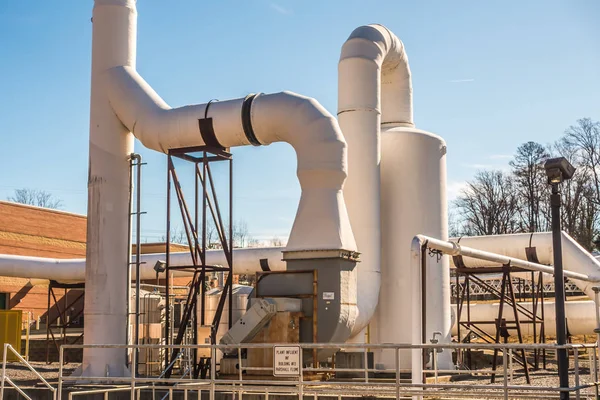 Grote waterpijp in een rioolwaterzuiveringsinstallatie — Stockfoto