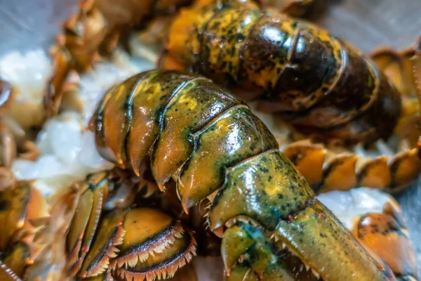 Queues de homard crues propres préparées pour la cuisson — Photo