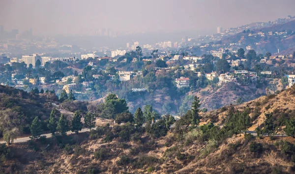 Беверли Хиллз и Голливудские холмы на закате во время пожаров в Вусли — стоковое фото