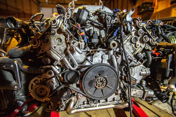V8 发动机在起重葫芦上发出，以便进行重建 — 图库照片