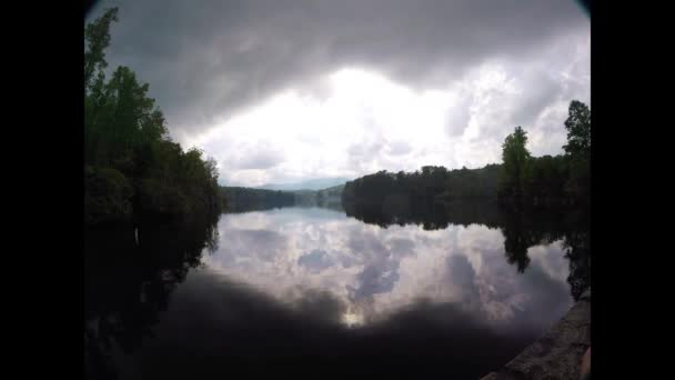 夏の曇りの反射とジュリアン価格湖 — ストック動画