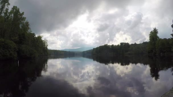 Lac Prix Julien Avec Des Reflets Nuageux Été — Video