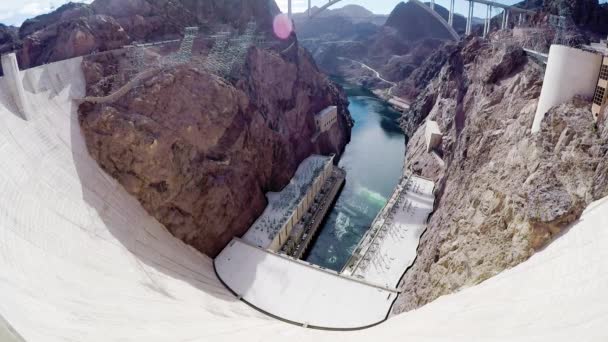 ネバダ州とアリゾナ州ミード湖畔のフーバー ダムをさまよう — ストック動画