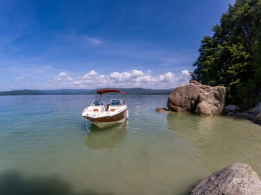 Jocassee Gölü 'nün etrafında kayıkla dolaşırken Güney Carolina