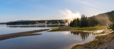 Yellowstone Ulusal Parkı 'ndaki Yellowstone Gölü' nün üzerinde gün doğumu