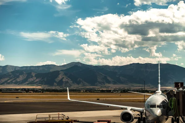 Aéroport de bozeman montana et montagnes rocheuses — Photo