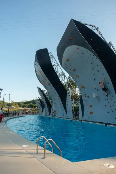 Kletterwand über Pool im Park — Stockfoto