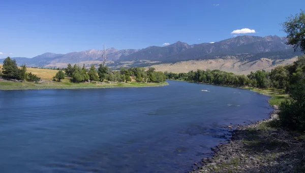 Yellowstone rivier bij zonsopgang bij Yellowstone park — Stockfoto