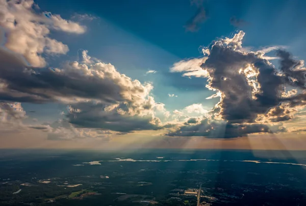 从飞机云中俯瞰美丽的天空 — 图库照片