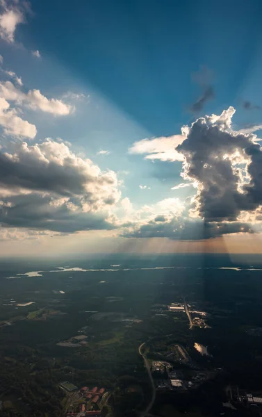 从飞机云中俯瞰美丽的天空 — 图库照片