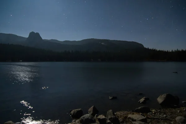 Lago di mammut di notte con chiaro di luna — Foto Stock