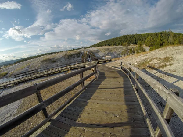 Old Faithful geysersac en el Parque Nacional Yellowstone — Foto de Stock