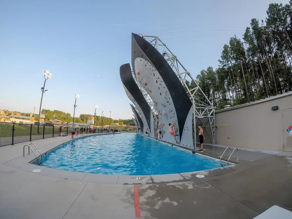 Wandklettern über tiefes Becken am Nationalzentrum in Charlotte — Stockfoto