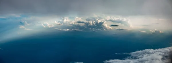 Magnifique ciel vue haute depuis les nuages de l'avion — Photo