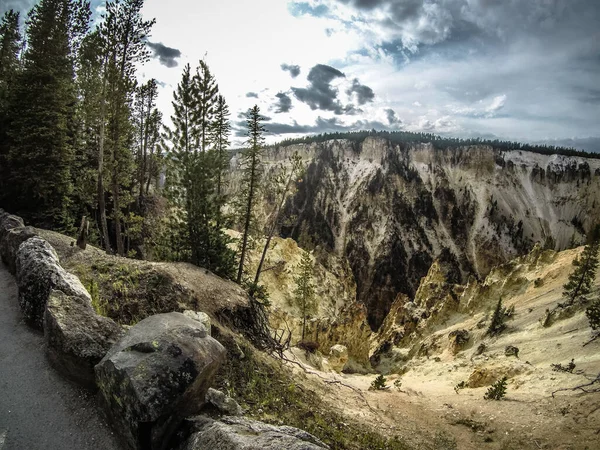 Río hoyo de fuego y cascadas en piedra amarilla wyoming — Foto de Stock