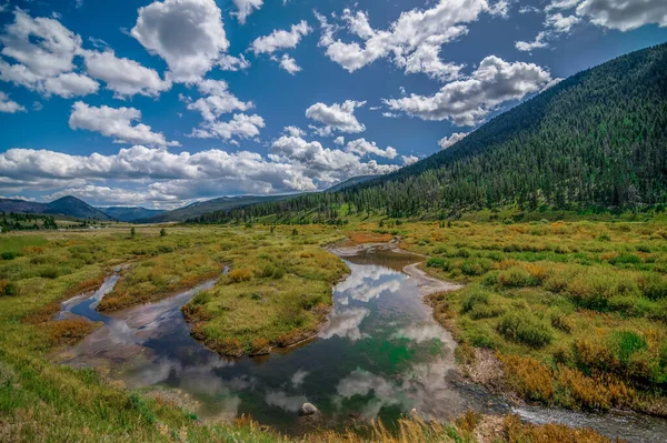 Hermosos paisajes naturales cerca del parque nacional de Yellowstone — Foto de Stock