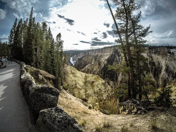 Río hoyo de fuego y cascadas en piedra amarilla wyoming — Foto de Stock