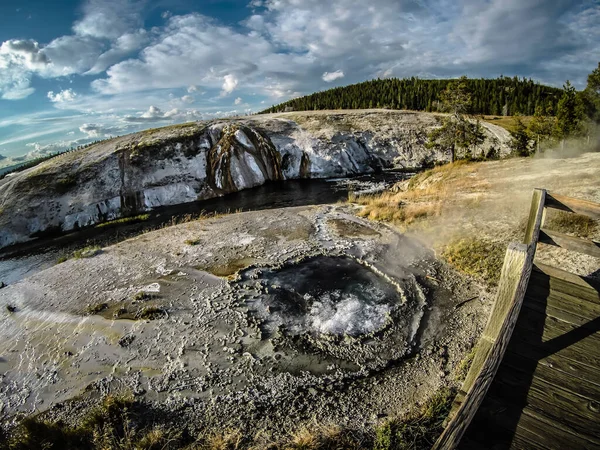 Old Faithful geysersac en el Parque Nacional Yellowstone —  Fotos de Stock