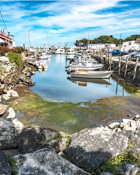 Pequenos barcos que revestem beira-mar em Wickford Cove — Fotografia de Stock